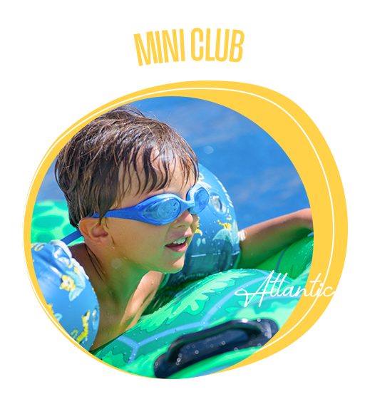 Enfant sur un jeu gonflable